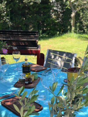 BBQ et déjeuner dans le jardin