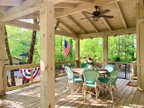 Covered front porch perfect  for al fresco dining 