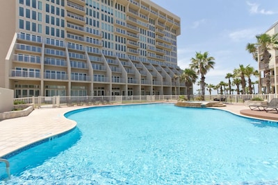 2 Resort Pools, 2 Hot Tubs, Beachfront Sundeck with Lounge Chairs, Private  Beach Access from Resort! - South Padre Island