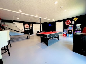 Game room! Arcade games & Basketball, Ski ball, pool/ping pong table, 2 smart TV