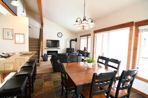 Dining room and breakfast bar, that can seat you and all your guests.