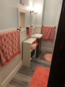 Newly Renovated Suite (Queen) with TESLA CHARGING near downtown Salem Indiana. 