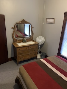 Newly Renovated Suite (Queen) with TESLA CHARGING near downtown Salem Indiana. 