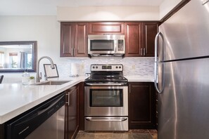 Full kitchen: Stainless steel appliances