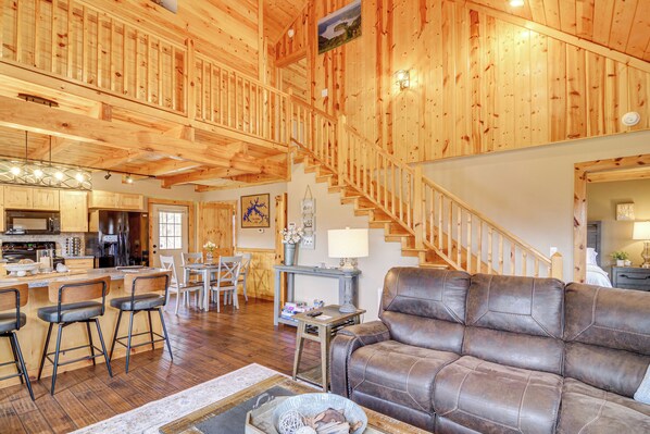 Burkesville Vacation Rental | 3BR | 2.5BA | 1,650 Sq Ft | Stairs Required