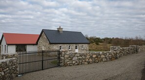 Front view of Teách Titanic (Titanic Cottage)