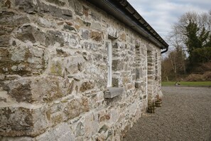 Front view of Teách Titanic (Titanic Cottage)