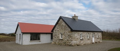 Front view of Teách Titanic (Titanic Cottage)