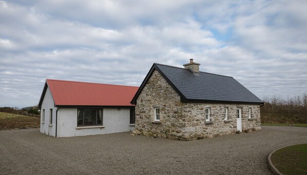 Front view of Teách Titanic (Titanic Cottage)