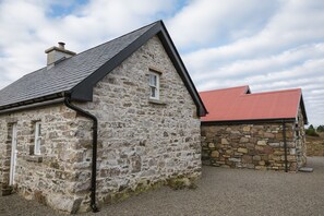 Side view of Teách Titanic (Titanic Cottage)