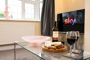 Lounge - Smart TV with Sky Sports, On Demand & Entertainment channels & Netflix