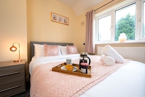 Ruby Suite - King size bed with en-suite bathroom