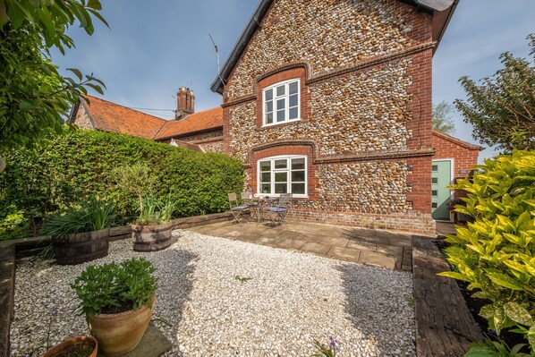 Peony Cottage, Helhoughton: The sunny garden at the front of the cottage