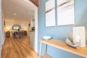 Ground floor: From the entrance lobby to the kitchen