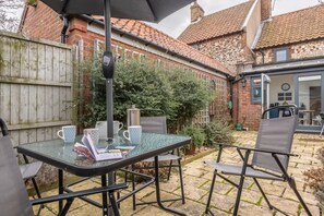 Bracken Cottage, Brancaster: Secure courtyard garden