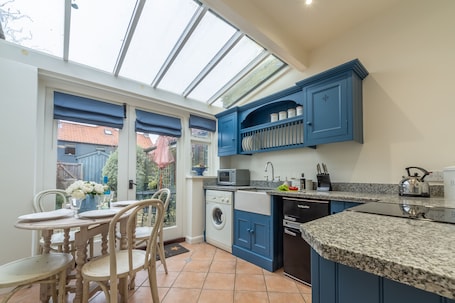 Bracken Cottage, Brancaster: Light and airy kitchen