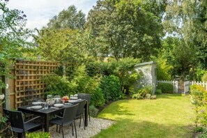 Willow Cottage, North Creake: Fully enclosed garden with outdoor furniture