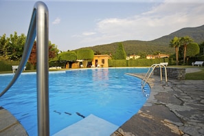 Großer Pool mit Kinderbecken und ca. 2.000 m² großer Liegewiese