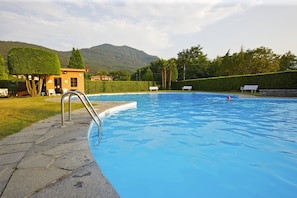 Großer Pool mit Kinderbecken und ca. 2.000 m² großer Liegewiese