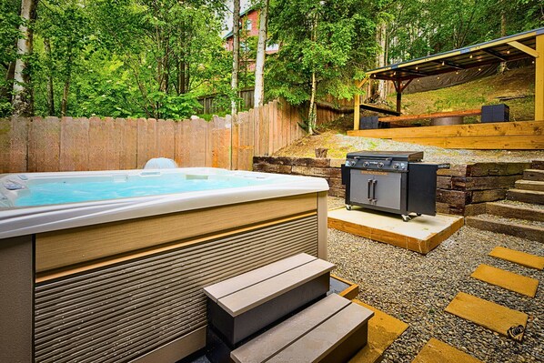 Private hot tub, grill & gazebo—your backyard retreat in the trees!