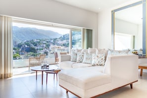 Amazing views of the city and lush mountains with an open layout