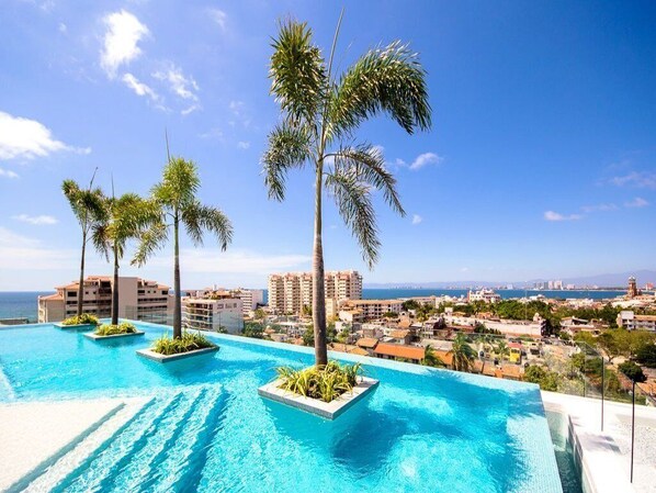 Rooftop Heated Pool/Spa with all around views of the ocean, city and mountains
