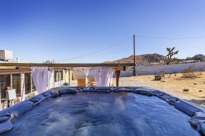 Cozy house with jacuzzi in the center of Joshua Tree 