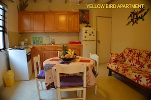 Yellow Bird Apartment - Kitchen/Living-room