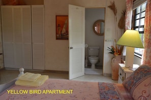 Yellow Bird Apartment - Bedroom/Bathroom