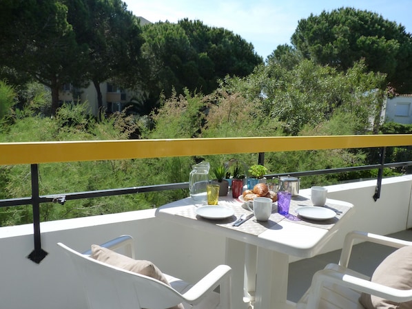 Angenehme Loggia, um ein sonniges Frühstück zu genießen