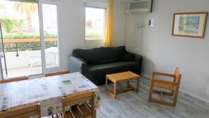 La pièce de vie principale avec son balcon exposé Est