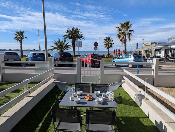 Face à la mer, ambiance détente depuis la terrasse