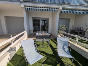 Terrasse ensoleillée et accÚs direct au logement
