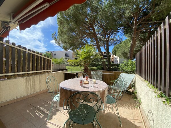 Sehr schöne Terrasse, um die schönen sonnigen Tage zu genießen.
