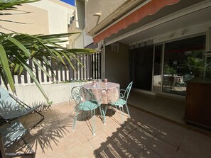 Geräumige Terrasse, um die Mahlzeiten mit Sonnenschutz zu genießen 