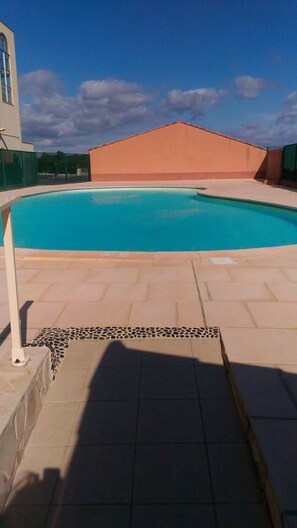 Piscine privée à la résidence