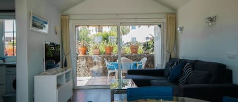 Lounge & back terrace