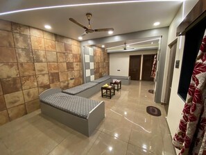 Spacious Living Room Space with Smart Television & 60 mbps high speed internet.