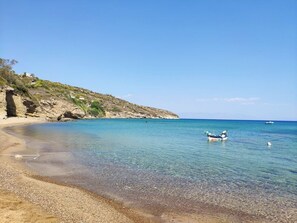 Ammoudi beach 2 min away