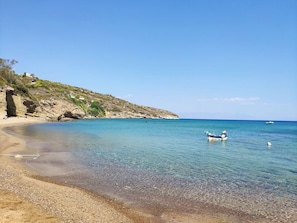 Ammoudi beach 2 min away