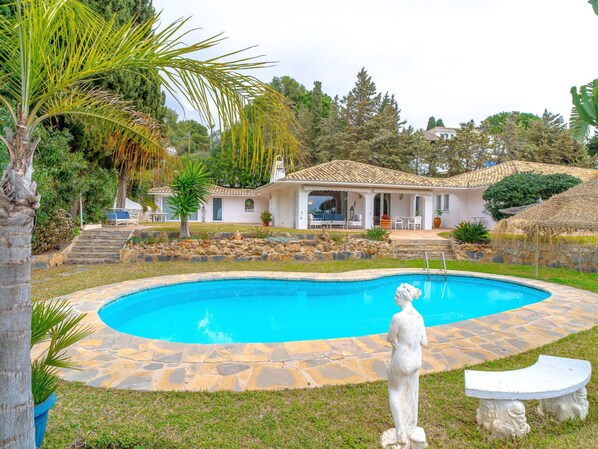 L'Eau, Plante, Propriété, Bâtiment, Piscine, Nuage, La Nature, Bleu Azur, Arbre, Ciel