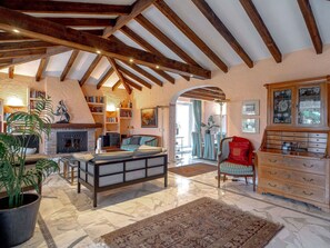 Möbel, Pflanze, Eigentum, Tabelle, Bilderrahmen, Blumentopf, Zimmerpflanze, Holz, Stuhl, Interior Design