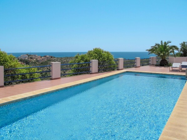 L'Eau, Plante, Ciel, Propriété, Piscine, Bleu, Bâtiment, Bleu Azur, Rectangle, Ombre