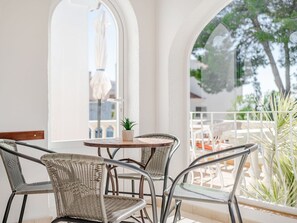 Möbel, Interior Design, Stuhl, Tabelle, Küche & Esszimmer Tisch, Gartenmöbel, Zimmerpflanze, Restaurant, Balkon, Kaffetisch