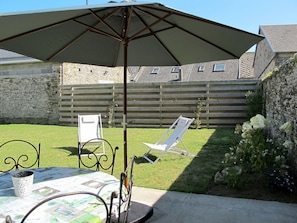 Plante, Propriété, Meubles, Table, Ombre, Ciel, Bâtiment, Tente, Mobilier De Jardin, Tableau De Plein Air