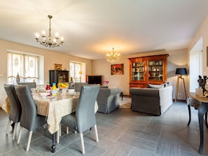 Table, Meubles, Cadre, Propriété, Chaise, Bois, Éclairage, Design Intérieur, Salon, Plante D'Appartement