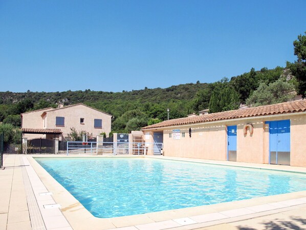 Agua, Cielo, Propiedad, Piscina, Edificio, Azur, Planta, Rectángulo, Sombra, Árbol