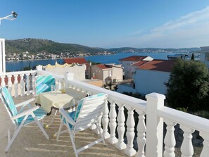 Eigentum, Azurblau, Grundeigentum, Urlaub, Resort, Gebäude, Haus, Balkon, Wohnung, Meer