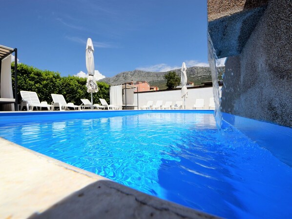 Water, Sky, Building, Plant, Blue, Azure, Swimming Pool, Rectangle, Leisure, Composite Material