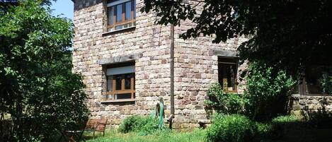 Fachada casa rural "Valle de Brezos".